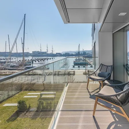 Nabrzeze Yacht Park, Sun & Snow *